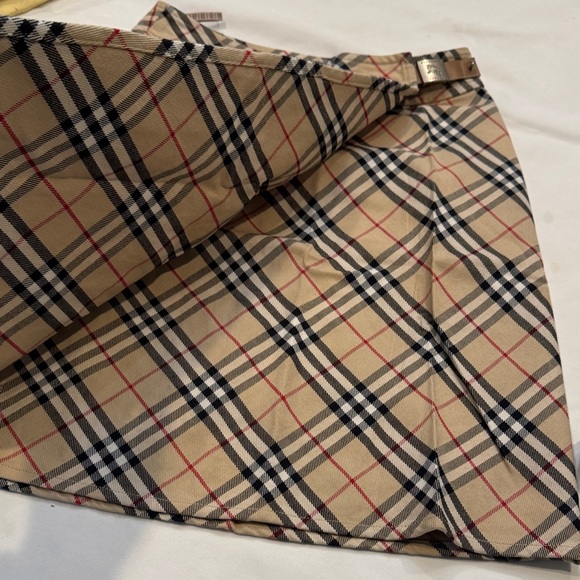 Authentic Burberry Beige and Black Check Skirt - Picture 6 of 14